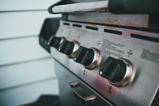 Plancha en inox avec ses boutons de réglage